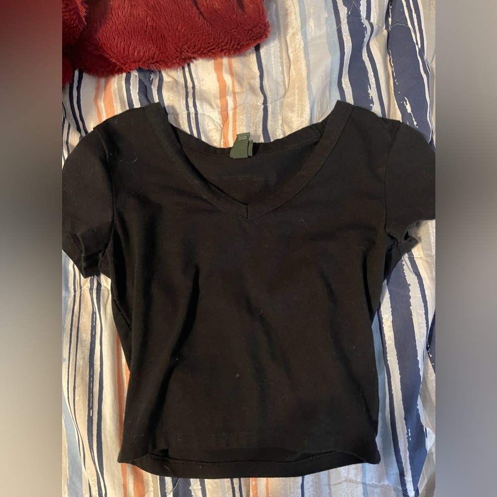 xs wild fable, short sleeve v neck crop top in black